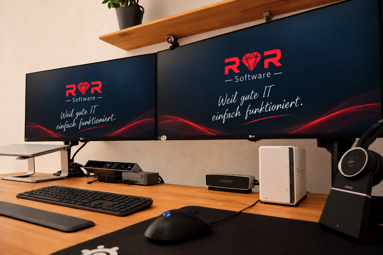 Der RoR-Software-Arbeitsplatz mit zwei Monitoren, Tastatur und Headset auf einem Holzschreibtisch